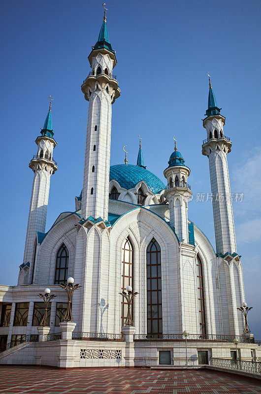 在一个阳光明媚的日子里，喀山市中心的地标库尔谢里夫清真寺(Qol Sharif Mosque)